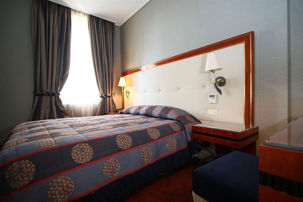 Piraeus Theoxenia Hotel Bagian luar foto A room at the hotel