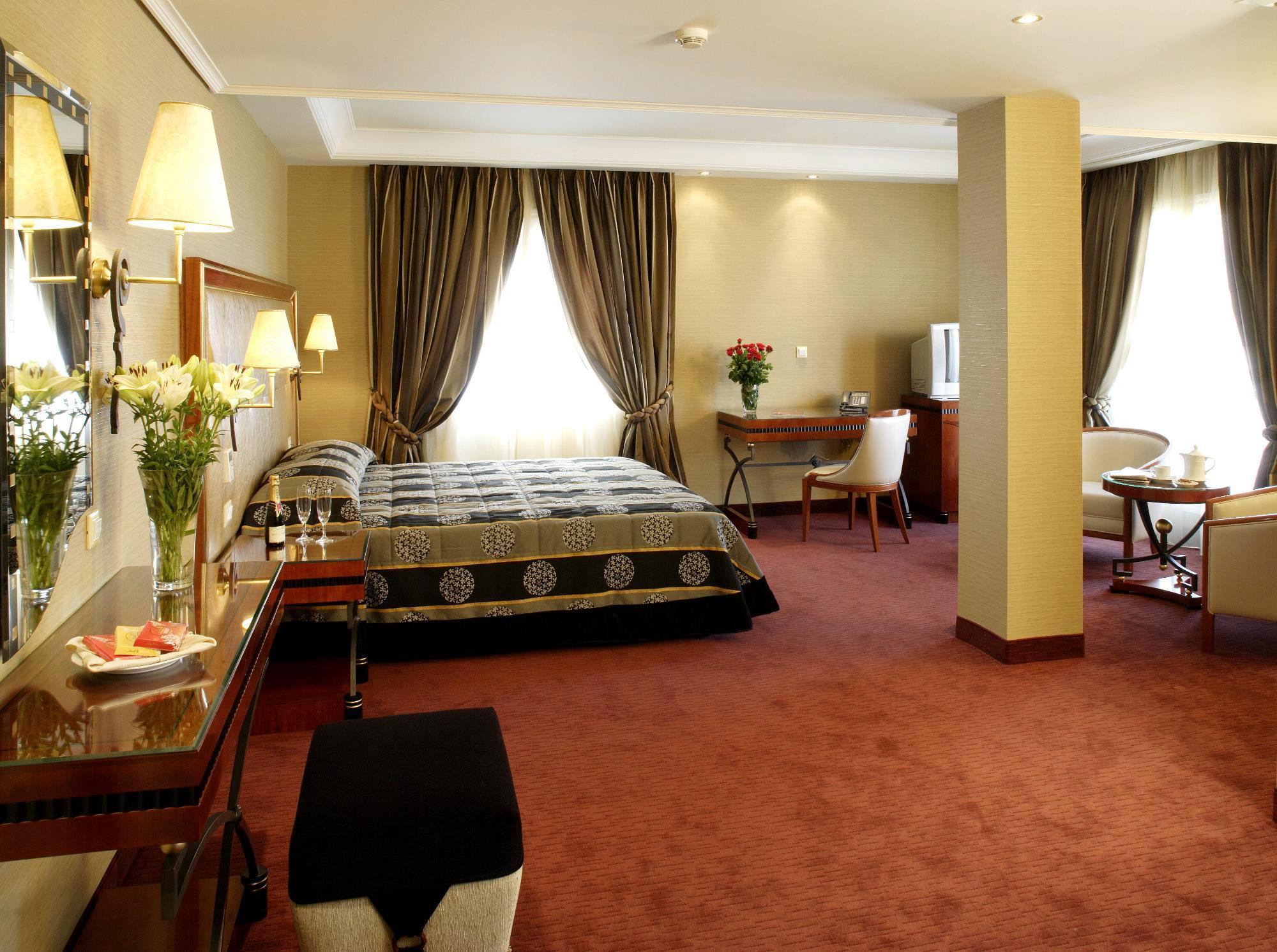 Piraeus Theoxenia Hotel Ruang foto A suite at the Hotel Excelsior