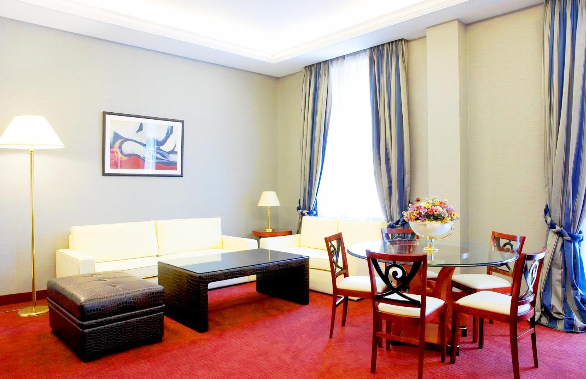 Piraeus Theoxenia Hotel Bagian luar foto A suite at the Hotel Astoria