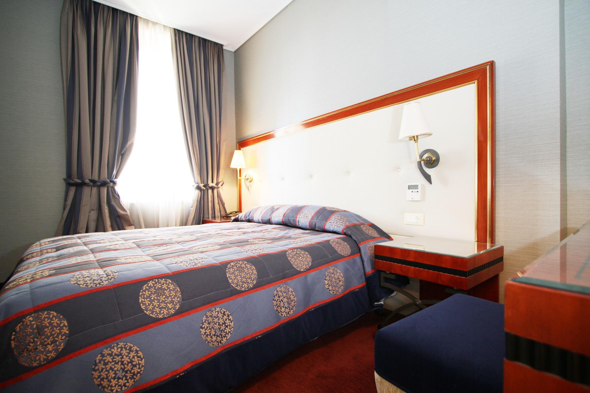 Piraeus Theoxenia Hotel Bagian luar foto A room at the hotel