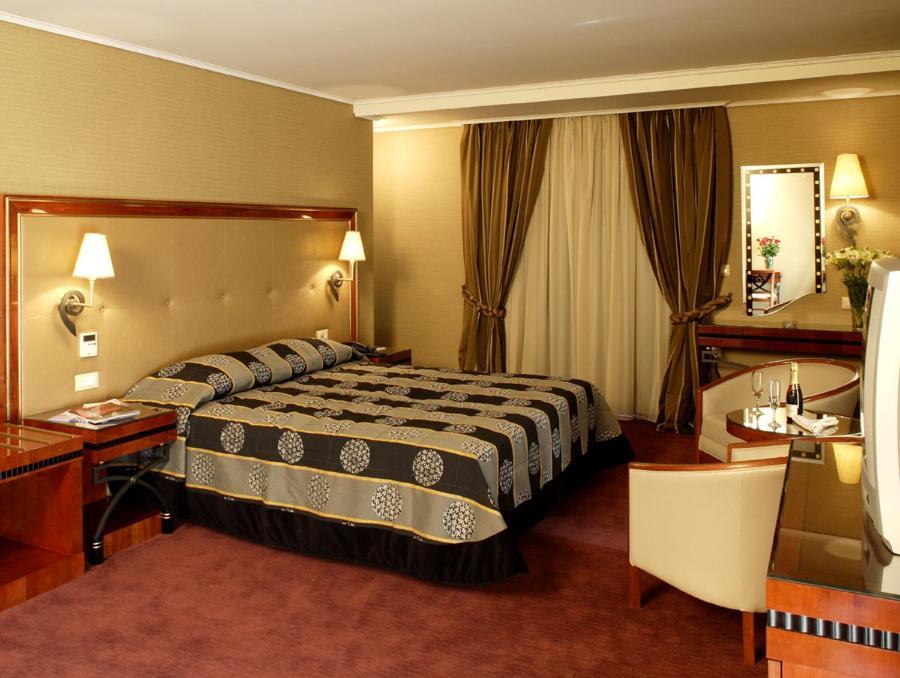 Piraeus Theoxenia Hotel Bagian luar foto A room at the hotel