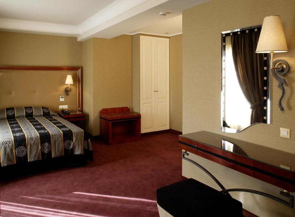 Piraeus Theoxenia Hotel Bagian luar foto A room at the hotel