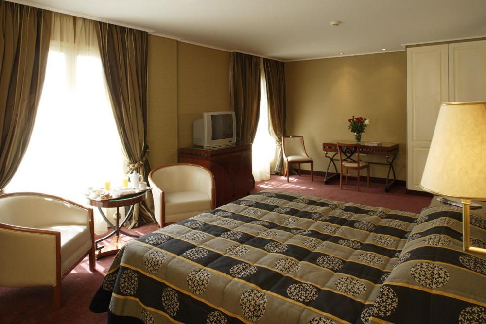Piraeus Theoxenia Hotel Bagian luar foto A room at the hotel