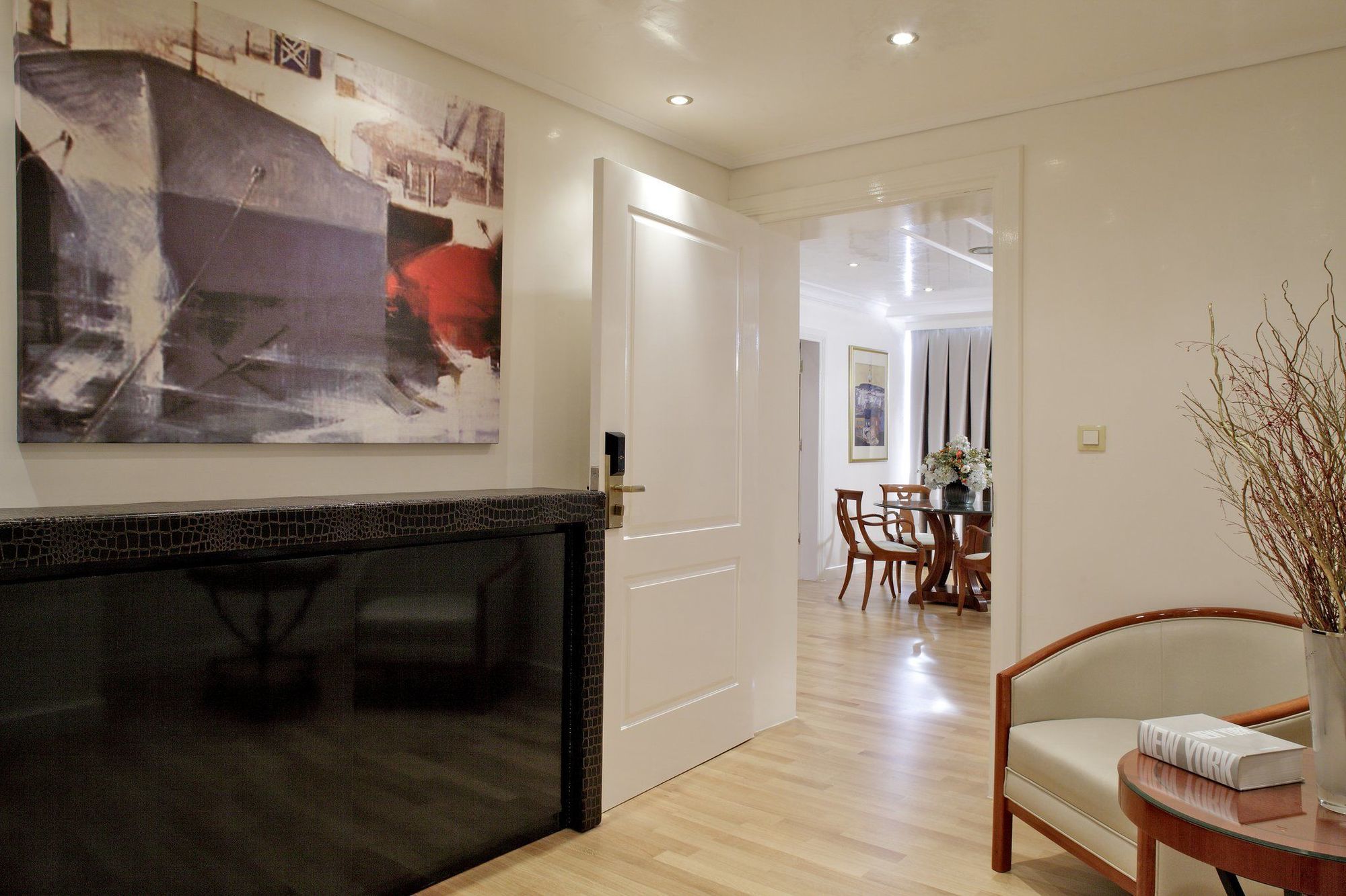 Piraeus Theoxenia Hotel Bagian luar foto A typical apartment interior