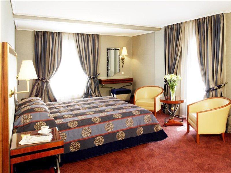 Piraeus Theoxenia Hotel Bagian luar foto A room at the hotel