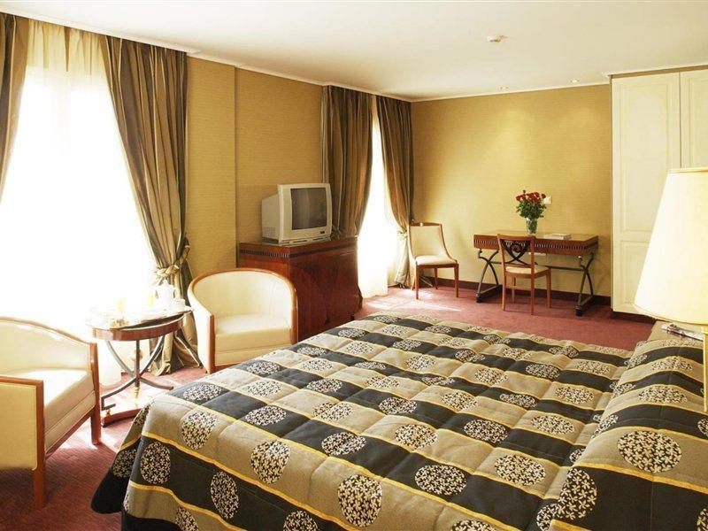 Piraeus Theoxenia Hotel Bagian luar foto A room at the hotel
