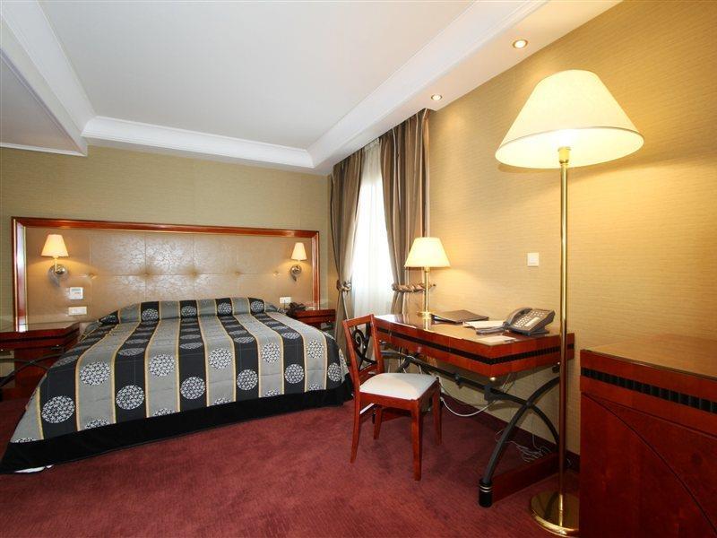Piraeus Theoxenia Hotel Bagian luar foto A room at the hotel