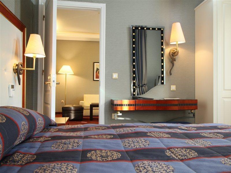 Piraeus Theoxenia Hotel Bagian luar foto A room at the hotel