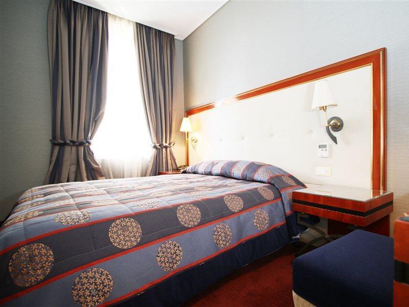 Piraeus Theoxenia Hotel Bagian luar foto A room at the hotel