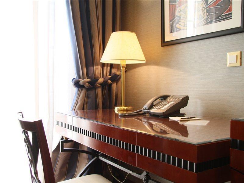 Piraeus Theoxenia Hotel Bagian luar foto A desk with a telephone
