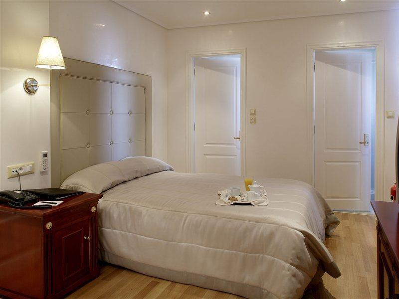 Piraeus Theoxenia Hotel Bagian luar foto A bedroom at the hotel