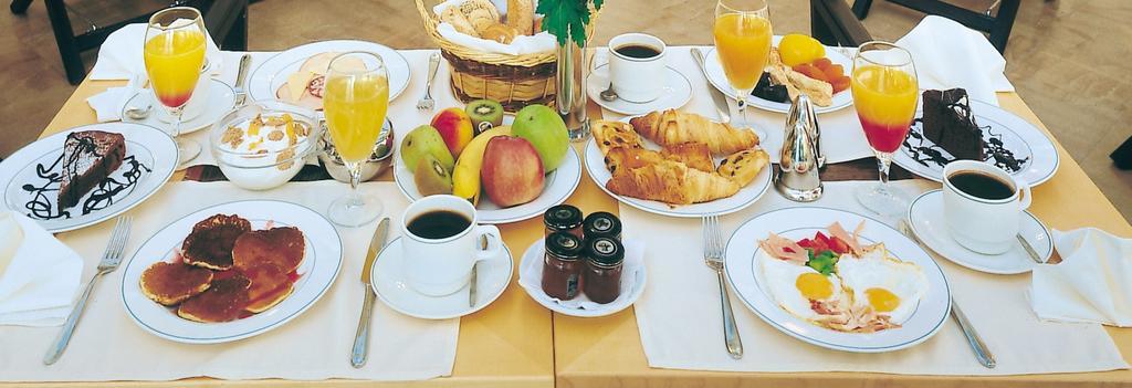 Piraeus Theoxenia Hotel Bagian luar foto A continental breakfast