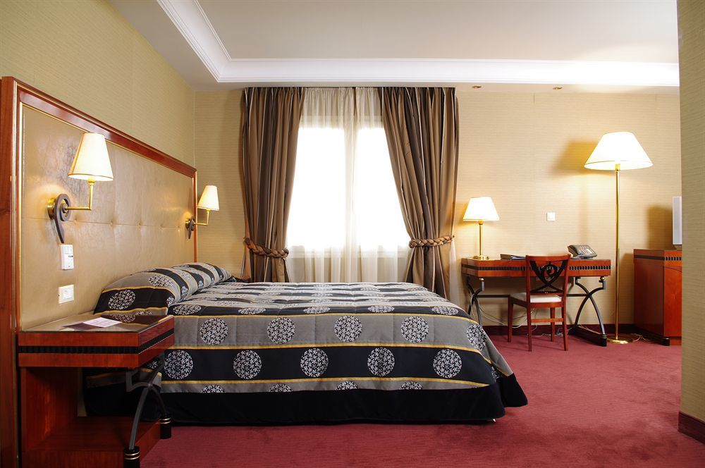Piraeus Theoxenia Hotel Bagian luar foto A room at the hotel