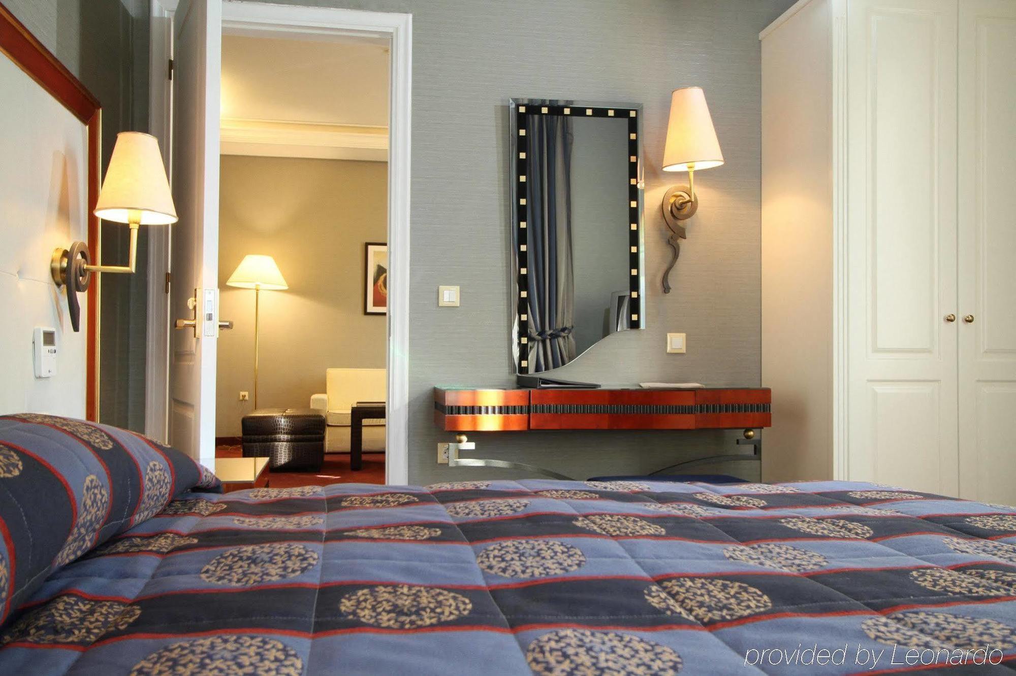 Piraeus Theoxenia Hotel Bagian luar foto A room at the hotel
