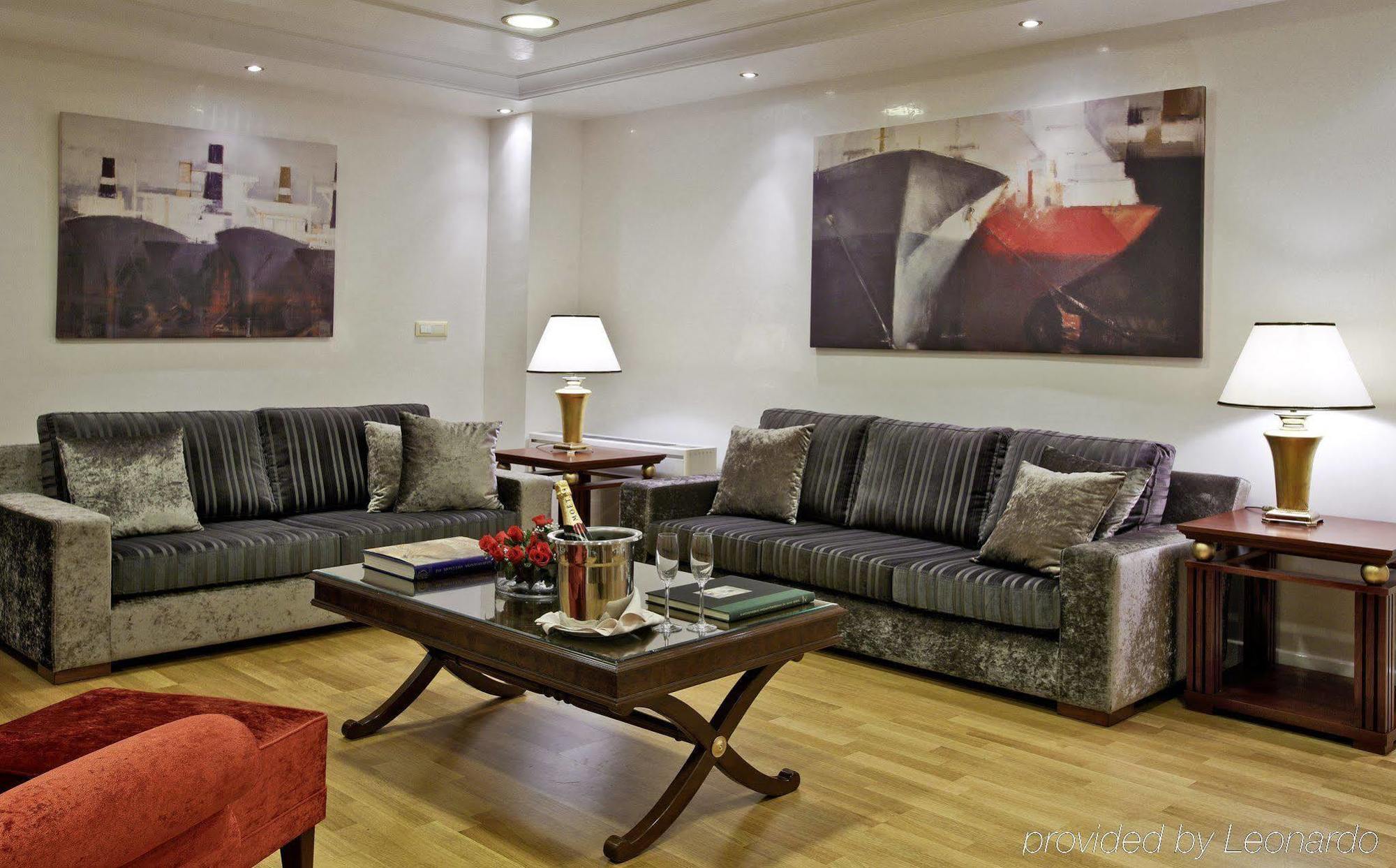 Piraeus Theoxenia Hotel Bagian luar foto A living room