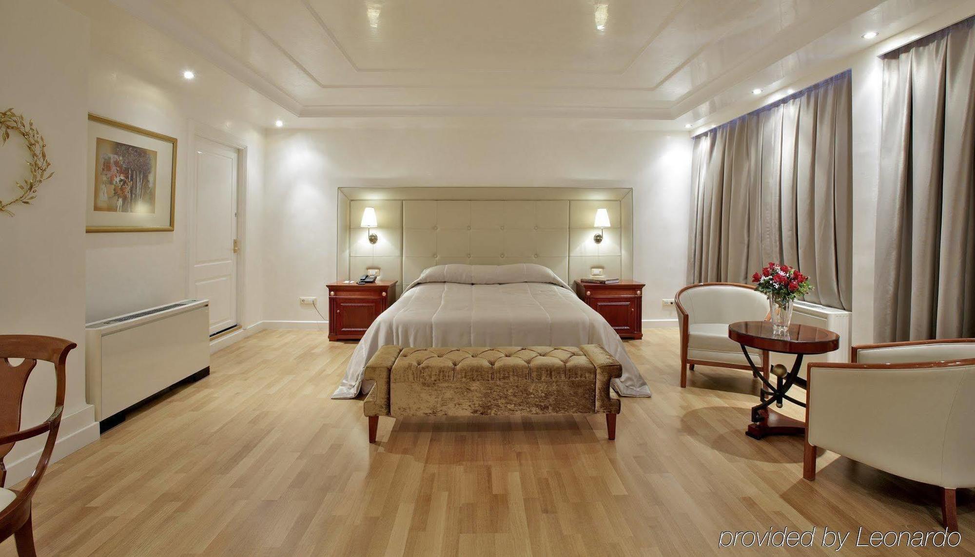 Piraeus Theoxenia Hotel Bagian luar foto A bedroom at the hotel